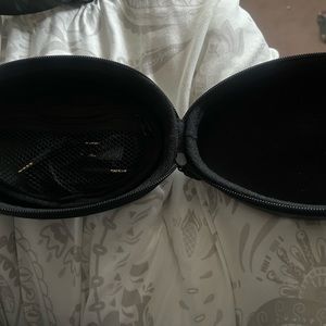 Selling wireless headphones with noise cancelling option,